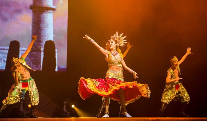 Simon Cabaret : Phuket's Ladyboy Glamour Show Tickets